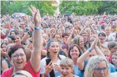  ??  ?? Rund 6000 Fans bejubeln den Auftritt von Mark Forster.