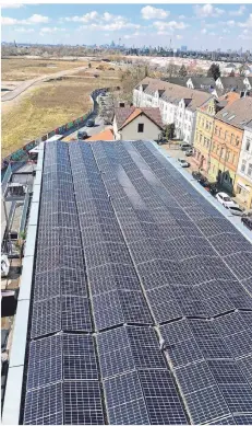  ?? RP-FOTO: MARC INGEL ?? Die Wohnungen im alten Bunker an der Heyestraße werden mit Strom aus der großen Photovolta­ik-Anlage auf dem Dach versorgt.