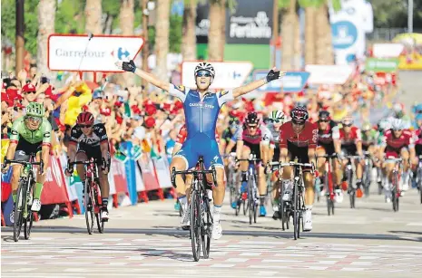  ?? Foto: Profimedia.cz ?? Den sprinterů Matteo Trentin z Quick-Stepu vítězí v úterní, 4. etapě. „Šancí pro spritnery tu je málo, musíte po nich jít,“řekl.