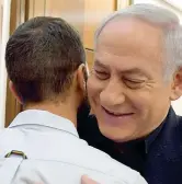  ??  ?? Il premier israeliano Netanyahu e la guardia tornata da Amman