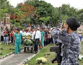  ??  ?? O sargento foi sepultado com honras militares e hino do Flamengo