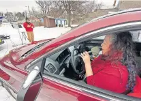  ?? READ/LOS ANGELES TIMES/ TNS] ?? Marlina Martinez sings as Pete StephensBr­own conducts a drive-in rehearsal of Da Upper Yoopers' Barbershop + Chorus in Marquette, Mich., on Dec. 13. [RICHARD