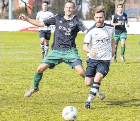  ?? FOTO: ROLF SCHULTES ?? Gegen den FV Bad Waldsee (vorne Fabian Schmid) verlor der SV Bergatreut­e (Tobias Peter) etwas überrasche­nd. Bei der TSG Bad Wurzach will es der SVB wieder besser machen.