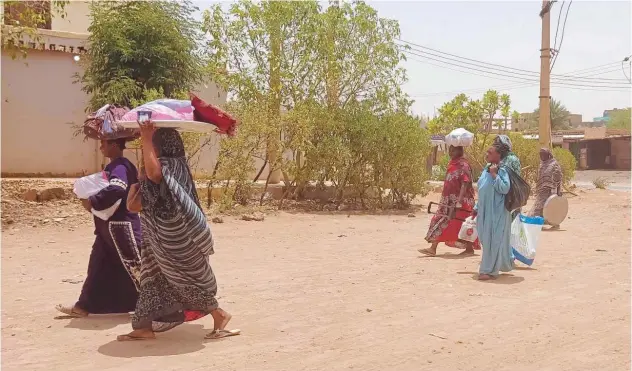  ?? Agence France-presse ?? ↑
Residents flee clashes in southern Khartoum on Saturday.