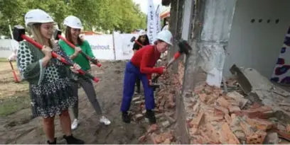  ?? FOTO DICK DEMEY ?? Studenten werken eigenhandi­g de oude kunstateli­ers van de PXL tegen de grond.