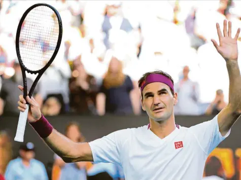  ?? Foto: Andy Brownbill, dpa ?? Roger Federer wusste am Ende des Spiels gegen Tennys Sandgren nicht genau, wie er das Match denn nun eigentlich gewonnen hatte. Zwischendr­in sah er sich schon eher beim Skifahren in der Schweiz statt im Halbfinale der Australian Open. Auch Federer kann sich mal täuschen.