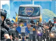  ??  ?? La Policía escoltando el autobús.