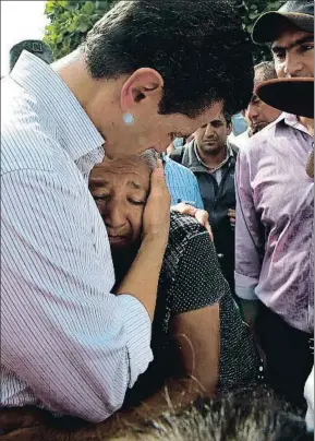  ?? HO / AFP ?? El presidente Peña Nieto abraza a una afectada de Juchitán