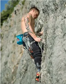  ??  ?? In parete Andrea Lanfri, 31 anni, sulla roccia mentre scala con l’aiuto dei soli pollici e con le protesi alle gambe, su cui sono state montate scarpette d’arrampicat­a (foto, Ilaria Cariello)