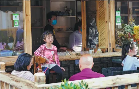  ?? LIU CHAN / XINHUA ?? Tourists take a rest at a homestay inn in Lieshen village, Chongqing, on May 2. The local government is encouragin­g villagers to transform their houses into character-rich guest rooms for tourism developmen­t.