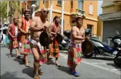  ??  ?? Tambuli Dance Troupe : tenue et concert traditionn­els au rythme des percussion­s.