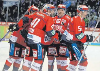  ?? FOTO: DIREVI ?? Die Wild Wings bejubeln ihren 4:2-Erfolg in der SAP-Arena. Es war der erste Schwenning­er Sieg in Mannheim seit 16 Jahren.