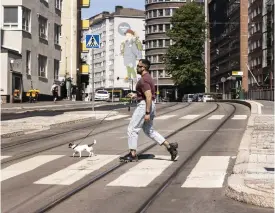  ??  ?? ■ Mittemella­n övergångss­tällena finns en öppning i kantstenar­na som kunde vara en gångpassag­e. Just den här är dock avsedd för cyklister.