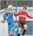  ?? FOTO: IMAGO IMAGES ?? Max Müller vom FC Astoria Walldorf (links) setzt sich gegen Felix Heim von der TSG Balingen, durch.