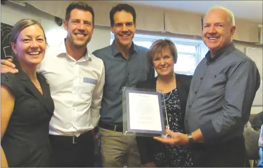  ?? MATTHEW MCCULLY ?? Le Renaissanc­e Manoir St. Francis Director Julie Lincourt congratula­ting the Fauteux family (Vincent, Martin, Francine and Renald) on the 25th anniversar­y of the Lennoxvill­e senoirs’ residence.