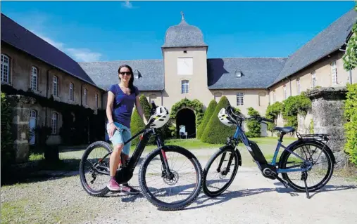  ??  ?? L’Aveyron en version écolo, découverte et sport, c’est désormais possible avec Aveyron Vélo à Rodez. Mathilde Sahuguet accompagne ceux qui souhaitent allier efforts et plaisirs tout en découvrant le départemen­t.