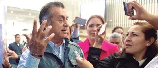  ??  ?? COMO MARGARITA. Jaime Rodríguez, ayer en el Aeropuerto de la Ciudad de México, donde rechazó el financiami­ento público para su campaña.