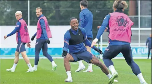  ??  ?? Foden, Kane, Sterling y Recce James en un entrenamie­nto de la selección inglesa.