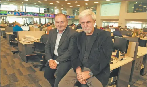  ?? MARCELO ABALLAY ?? AYER Y HOY. Carlos Lunghi y Pablo Temes posan en la actual redacción multimedia de PERFIL en Barracas. En un contexto similar, con la cúpula de PERFIL 98 (de izq. a der.): Daniel Pliner, Temes, Edgardo Martolio, Lunghi y Jorge Fernández Díaz.