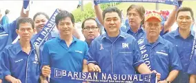  ??  ?? LOKMAN (tiga dari kanan) dan Timbalan Ketua Bahagian Upko Beaufort Fredolin Penggo (dua dari kiri) bersama rakan lain dalam saf kepimpinan bahagian menyatakan sokongan padu kepada Limus untuk mempertaha­nkan kerusi DUN Kuala Penyu.