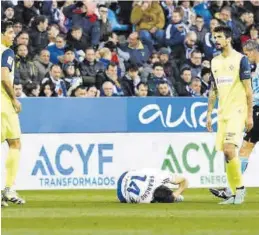  ?? MIGUEL ÁNGEL GRACIA ?? Francho se duele tras caer lesionado ante el Amorebieta.