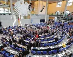  ?? Foto: Wolfgang Kumm, dpa ?? Der Bundestag sollte nicht nur über Gesetze abstimmen, er ist auch dafür gewählt, sie auf den Weg zu bringen.