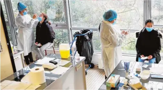  ??  ?? Pruebas masivas en un centro educativo de París