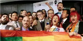  ??  ?? ACTO. Los morenistas Ricardo Monreal y Germán Martínez, con comunidad LGBTTTI.