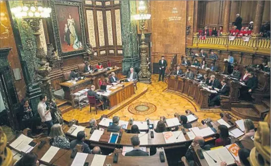  ?? XAVIER GÓMEZ ?? Vista general de la sala de plenos en que ayer se aprobó el plan de la vivienda y el de alojamient­os turísticos