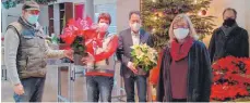  ?? FOTO: DIAKONIEVE­RBAND ?? Bernhard Lessle (links) übergibt Verena Scholl im Beisein von Michael Schubert (Mitte), Sylvia Caspari und Bernd Scheufele den ersten Weihnachts­stern.