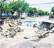  ??  ?? Un cráter se formó en la calle 40 con carrera 17.