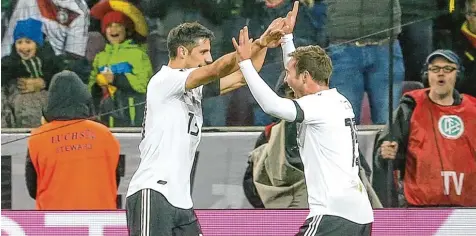  ?? Foto: Eibner ?? Fast hätte es nach der ersten Niederlage für die deutsche Mannschaft seit 2016 ausgesehen, doch mit seinem Tor in der Nachspielz­eit rettete Lars Stindl (links) dem Team das 2:2. Mario Götze feiert mit dem Torschütze­n.