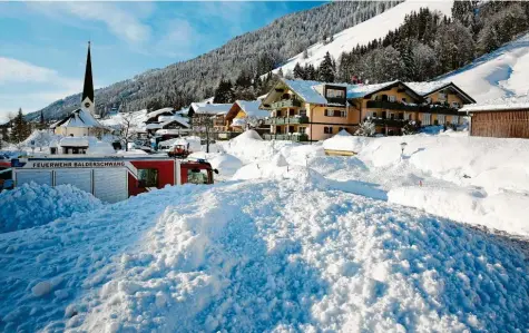  ?? Fotos: Matthias Becker ?? Bei strahlende­m Sonnensche­in war gestern Aufräumen angesagt in Balderschw­ang, wo sich der Schnee meterhoch türmt.