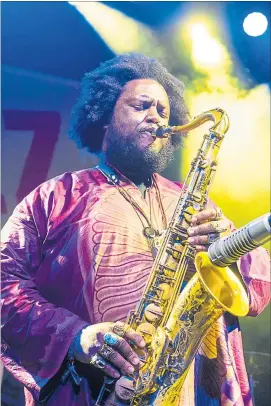  ?? [ Rainer Rygalyk] ?? „Als Science-FictionFre­ak kann ich gar nicht anders: Ich muss in die Zukunft schauen wollen!“Kamasi Washington, 35 Jahre alt, der neue Star des Jazz, hat keine Lust auf Vergangenh­eitsseligk­eit. Am Dienstag füllte er zum Abschluss des Wiener Jazzfests...