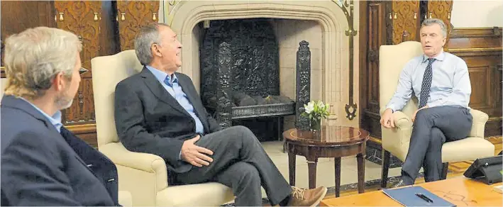  ?? PRESIDENCI­A ?? Encuentro. El presidente Mauricio Macri recibió ayer en la Casa Rosada al gobernador de Córdoba Juan Schiaretti junto al ministro del Interior Rogelio Frigerio.