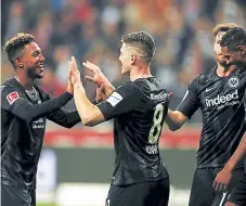  ??  ?? ALEGRÍA. Los jugadores del Eintracht de Frankfurt celebran el triunfo.