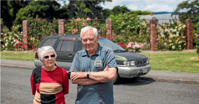  ?? VIRGINIA WOOLF ?? Frustrated residents Janette Dimery, left, and Jean Willis with the abandoned car parked outside their homes in Stoke.