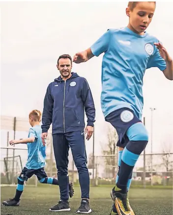  ?? FOTO: NIEDERRHEI­N SOCCER ?? Die Jugendspie­ler des FC Niederrhei­n Soccer werden unter anderem vom ehemaligen Bundesliga-Profi Diemtar Hirsch (Mitte) trainiert.