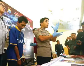  ?? ZUBAIDILLA­H/JAWA POS RADAR BROMO ?? GERAK CEPAT: Kapolres Pasuruan AKBP Rofiq Ripto Himawan menjelaska­n kronologi penangkapa­n Gianto, tersangka pembunuhan terhadap Rusdianto, sopir taksi online.