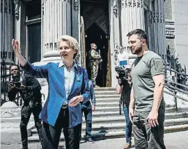  ?? seuters ?? Ursula von der Leyen conversant amb Zelenski en la visita a Kíiv