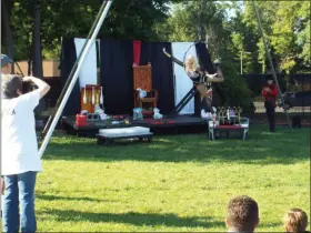  ?? TYLER RIGG — THE NEWS-HERALD ?? A comedy sideshow performs for attendees on Aug. 23 at Mentor CityFest.