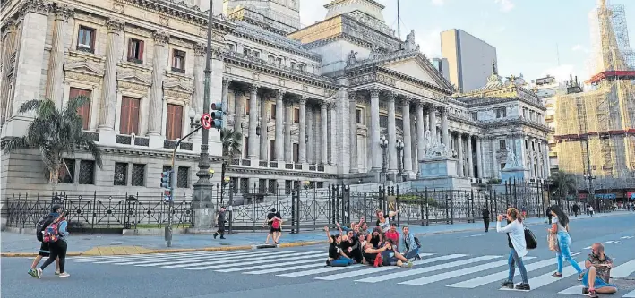  ?? GERMAN GARCÍA ADRASTI ?? Congreso. El personal que no justifique su inasistenc­ia podría ser dado de baja, según advierten en la Cámara alta.