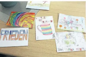  ?? FOTO: MARKUS RICK ?? Die vielen Schülerinn­en und Schüler waren kreativ bei Farb- und Motivgesta­ltung ihrer Glückskart­en.