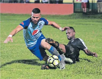  ??  ?? El colombiano Luis González barre con mucha fortaleza al atacante Marco Tulio Vega.