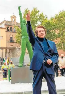  ?? EFE ?? Raphael en la inauguraci­ón de su estatua de vidrio.