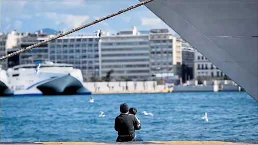  ?? ] AFP ] ?? Der griechisch­e Hafen Piräus war lange erste Anlaufstel­le für Flüchtling­e. Jetzt kommen sie von den Inseln kaum mehr weg.