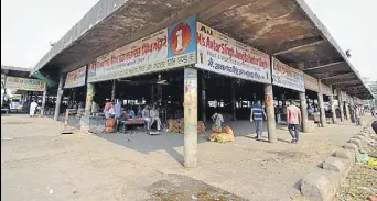  ?? PARDEEP PANDIT/HT ?? A wholesale vegetable market in Jalandhar wears a deserted look on the second day of farmers’ protest on Saturday.