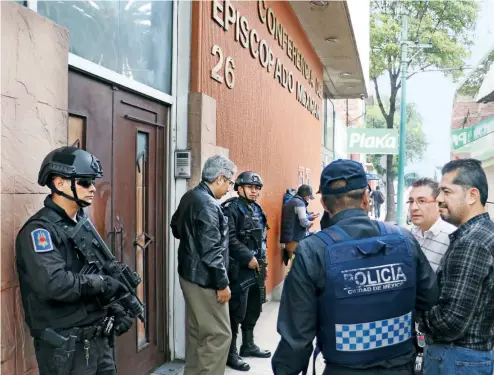  ??  ?? La sede de la CEM, ubicada en Prolongaci­ón Misterios número 26, en la delegación Gustavo A. Madero, es resguardad­a por policías tras el ataque en la madrugada.