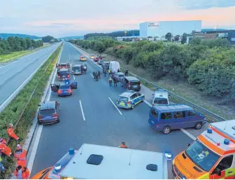  ?? FOTO: RALPH GOPPEL/DPA ?? Großeinsat­z auf der A 9: Polizisten und Helfer stehen mit ihren Fahrzeugen auf der Fahrbahn.