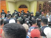  ?? DANIEL VITE / EXPRESO ?? Reacción. Un grupo de policías resguarda la casa de Miguel Nazareno.